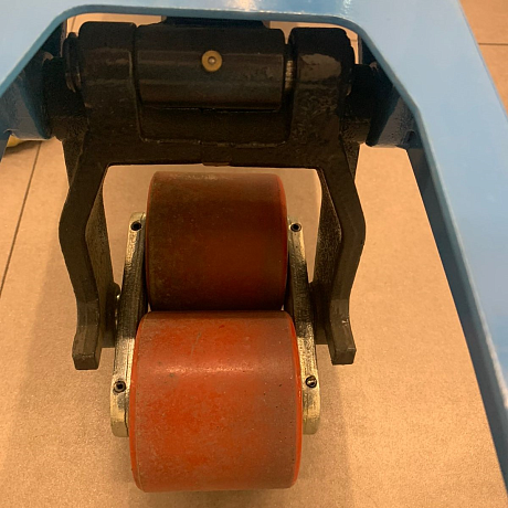 Узковильная гидравлическая тележка (рохля) TOR RHP, 2500 кг, 1150х450 мм, с полиуретановыми колесами картинка