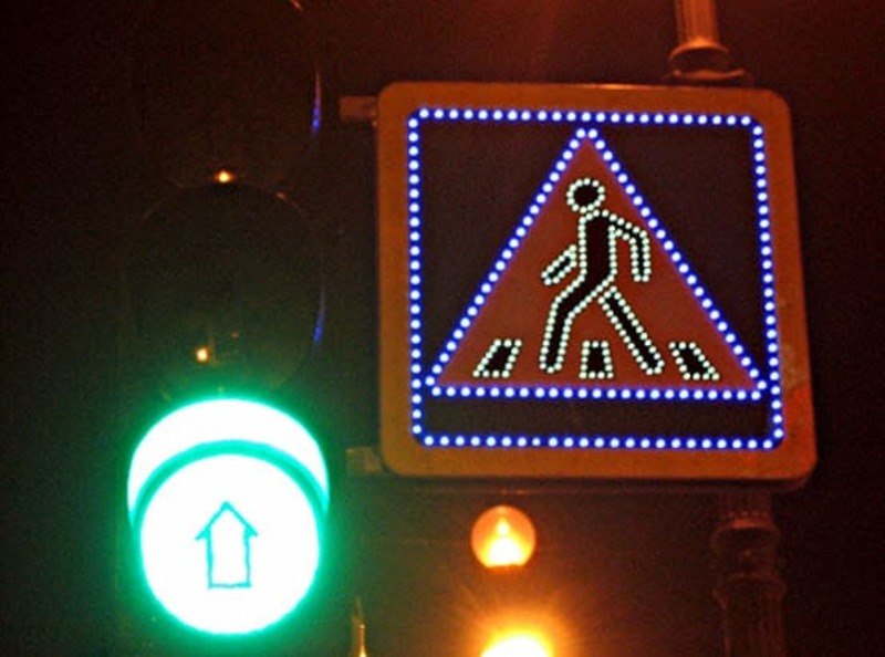 Дорожные знаки с внутренней подсветкой. Светодиодные дорожные знаки. Подсветка дорожных знаков. Дорожные знаки с подсветкой. Дорожные знаки со светодиодной подсветкой.