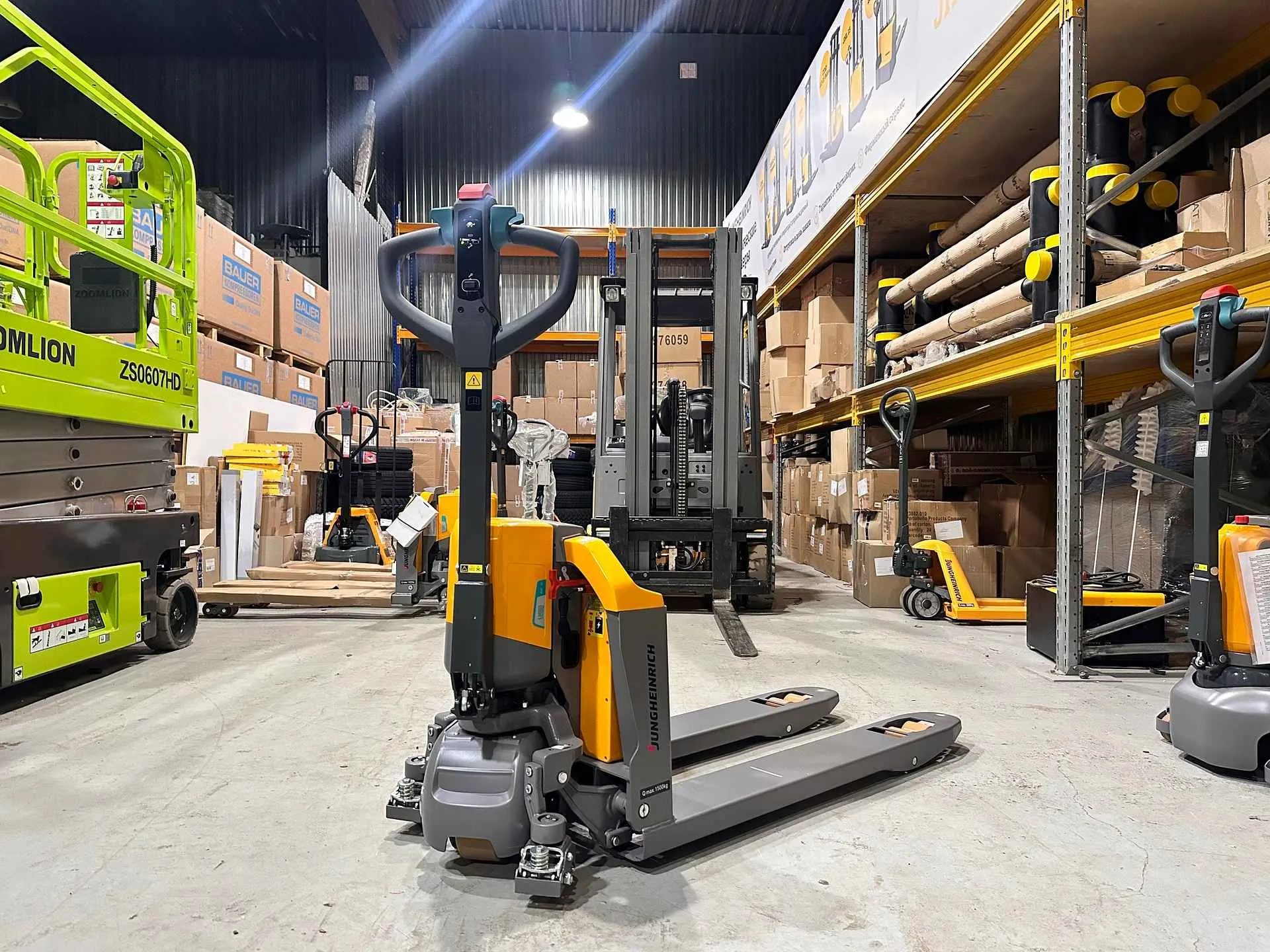 Тележка электрическая самоходная Jungheinrich PTE 15Q, Li-Ion с батареей 24V, 50Ah, 1500 кг, 1150 x 540 мм, с колесами баланса