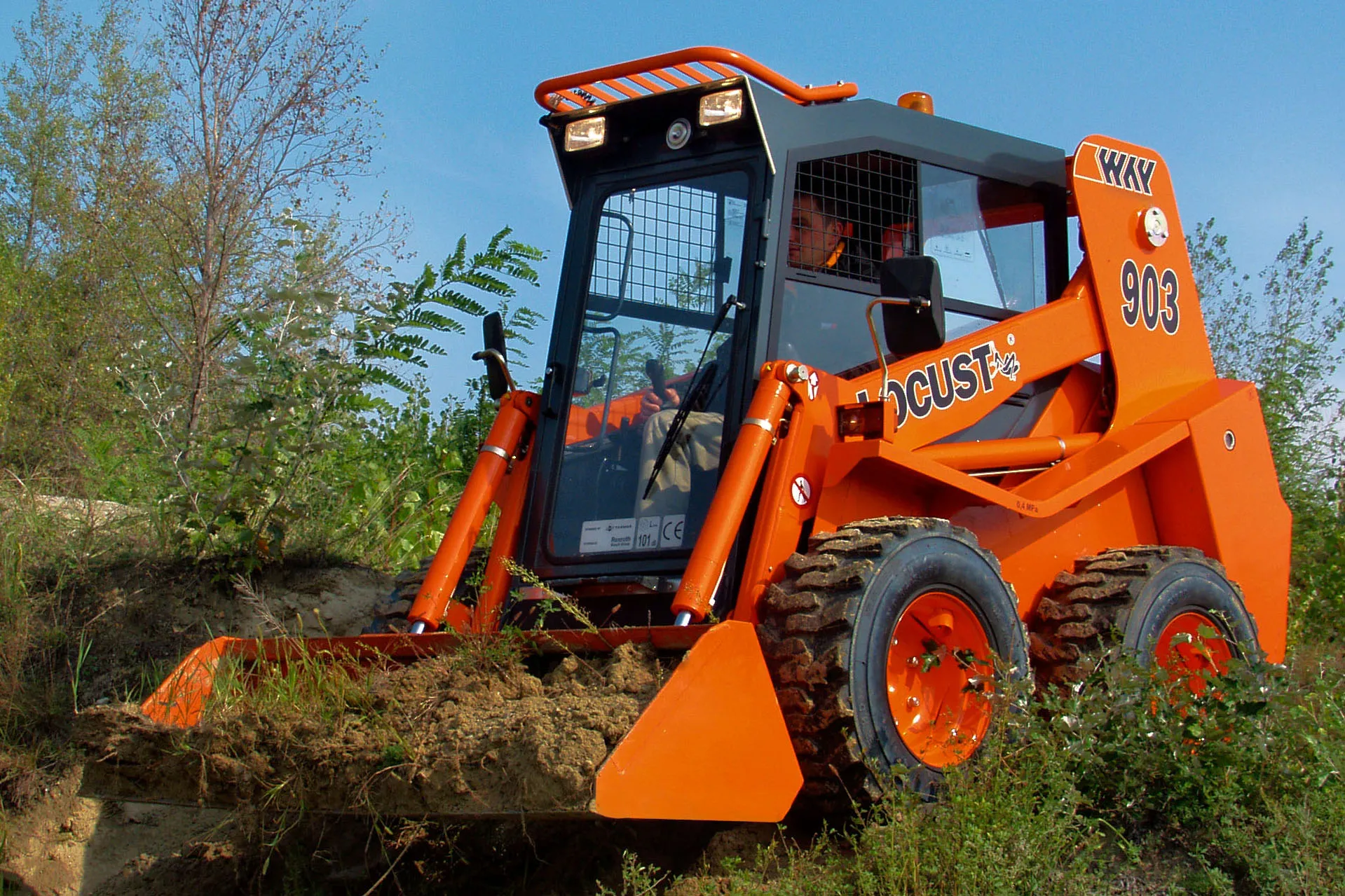 Мини-погрузчик LOCUST L903
