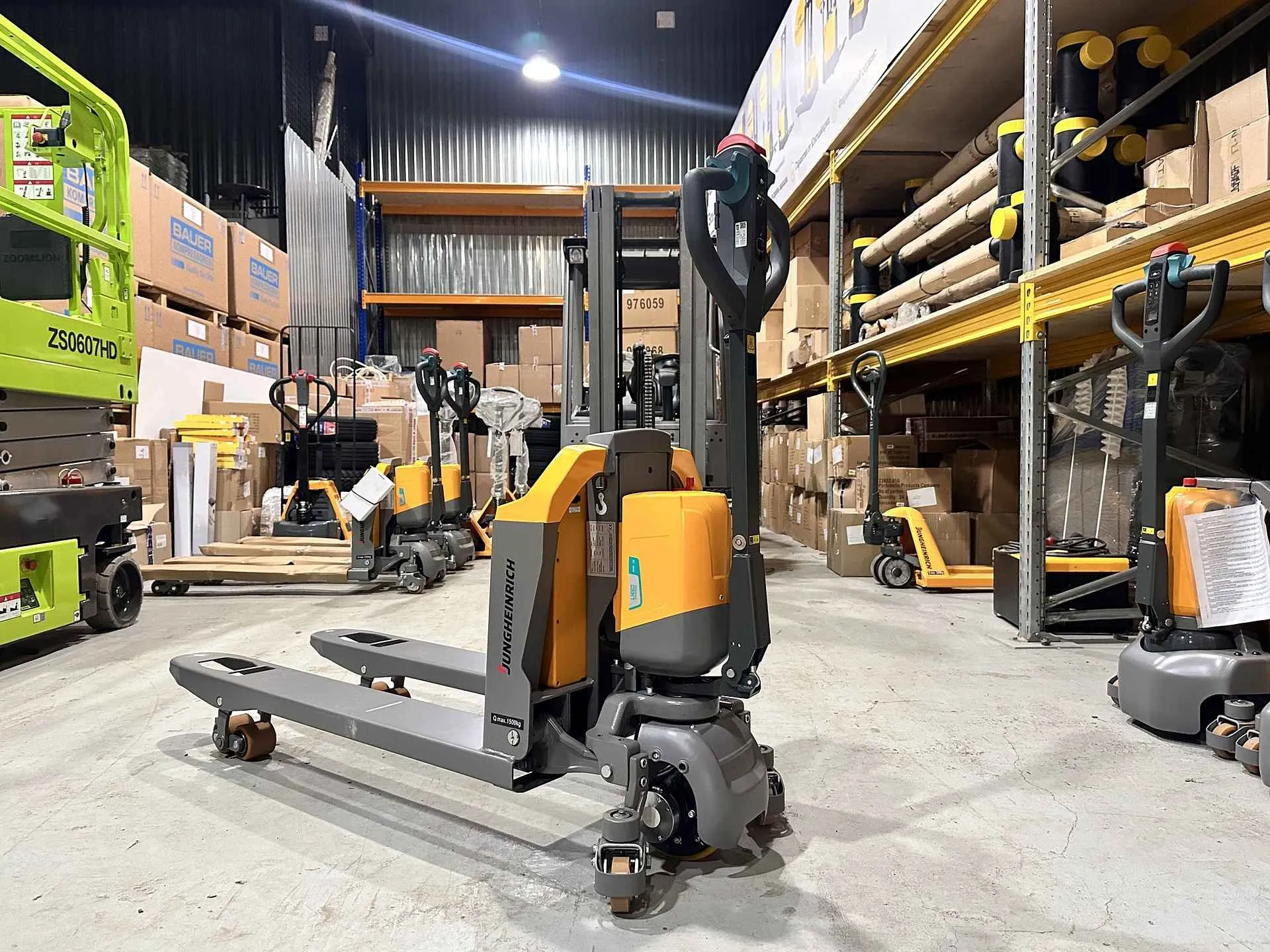 Тележка электрическая самоходная Jungheinrich PTE 15Q, Li-Ion с батареей 24V, 50Ah, 1500 кг, 1150 x 540 мм, с колесами баланса