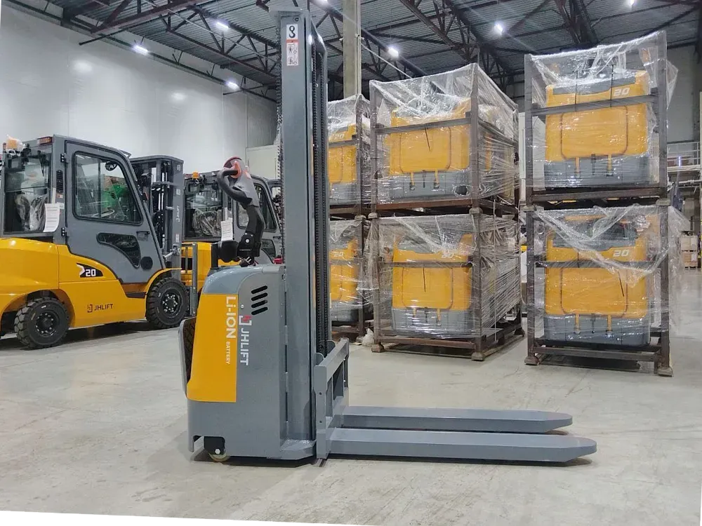 Штабелер электрический самоходный JHLIFT CDD 15 WHL с платформой оператора, 3000 мм, Li-Ion батарея