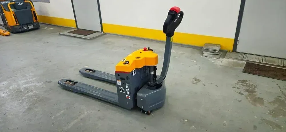 Тележка электрическая самоходная JHLIFT CBD 15 с колесами баланса, 1500 кг, 1150 x 560 мм, Li-Ion с батареей 40 Ah