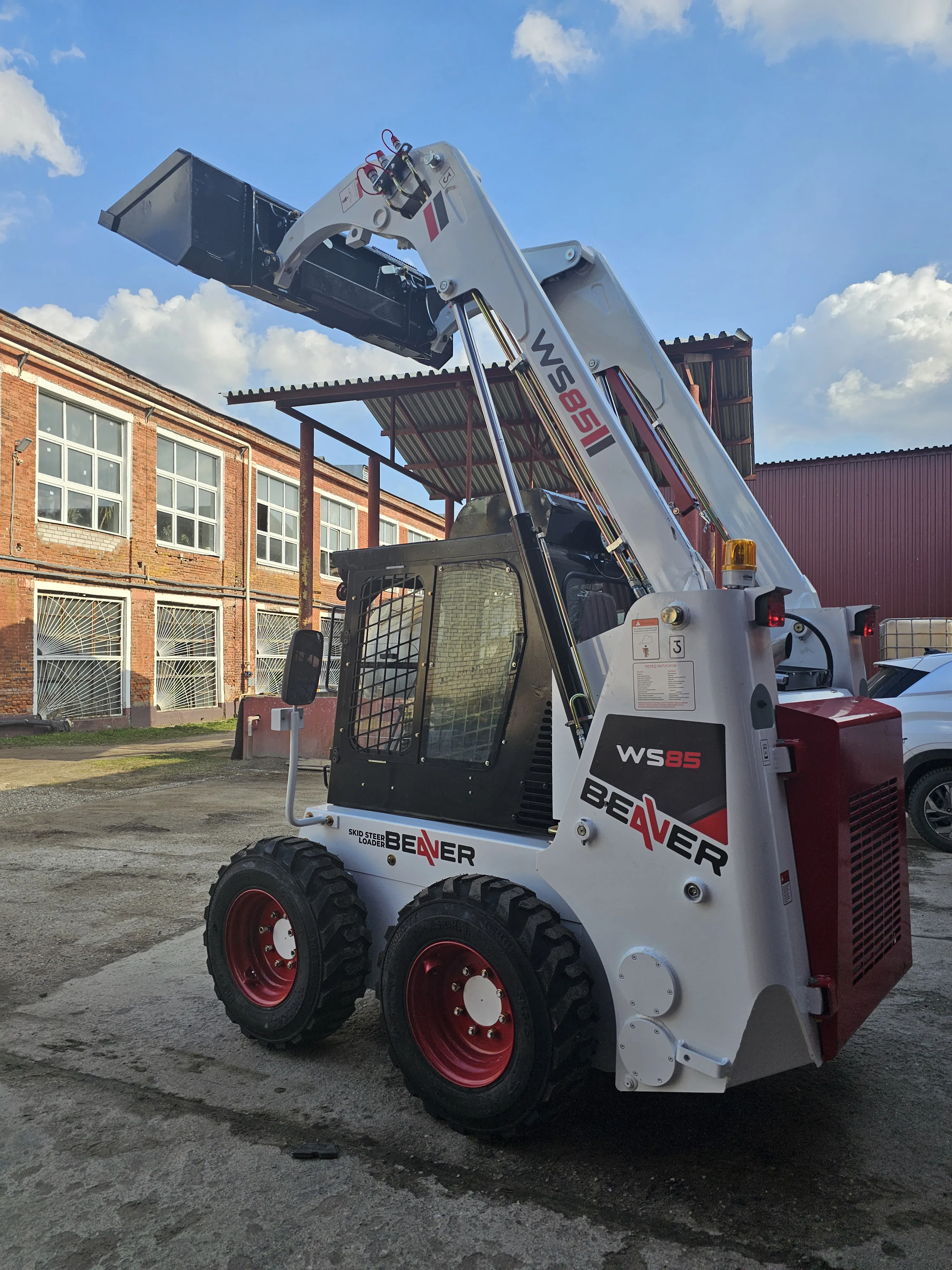 Мини-погрузчик с бортовым поворотом Beaver WS85