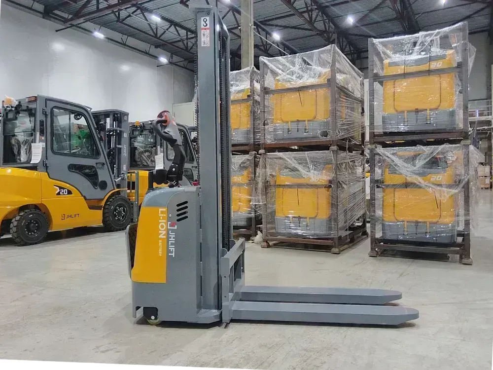 Штабелер электрический самоходный JHLIFT CDD 15 WHL с платформой оператора, 3000 мм, Li-Ion батарея