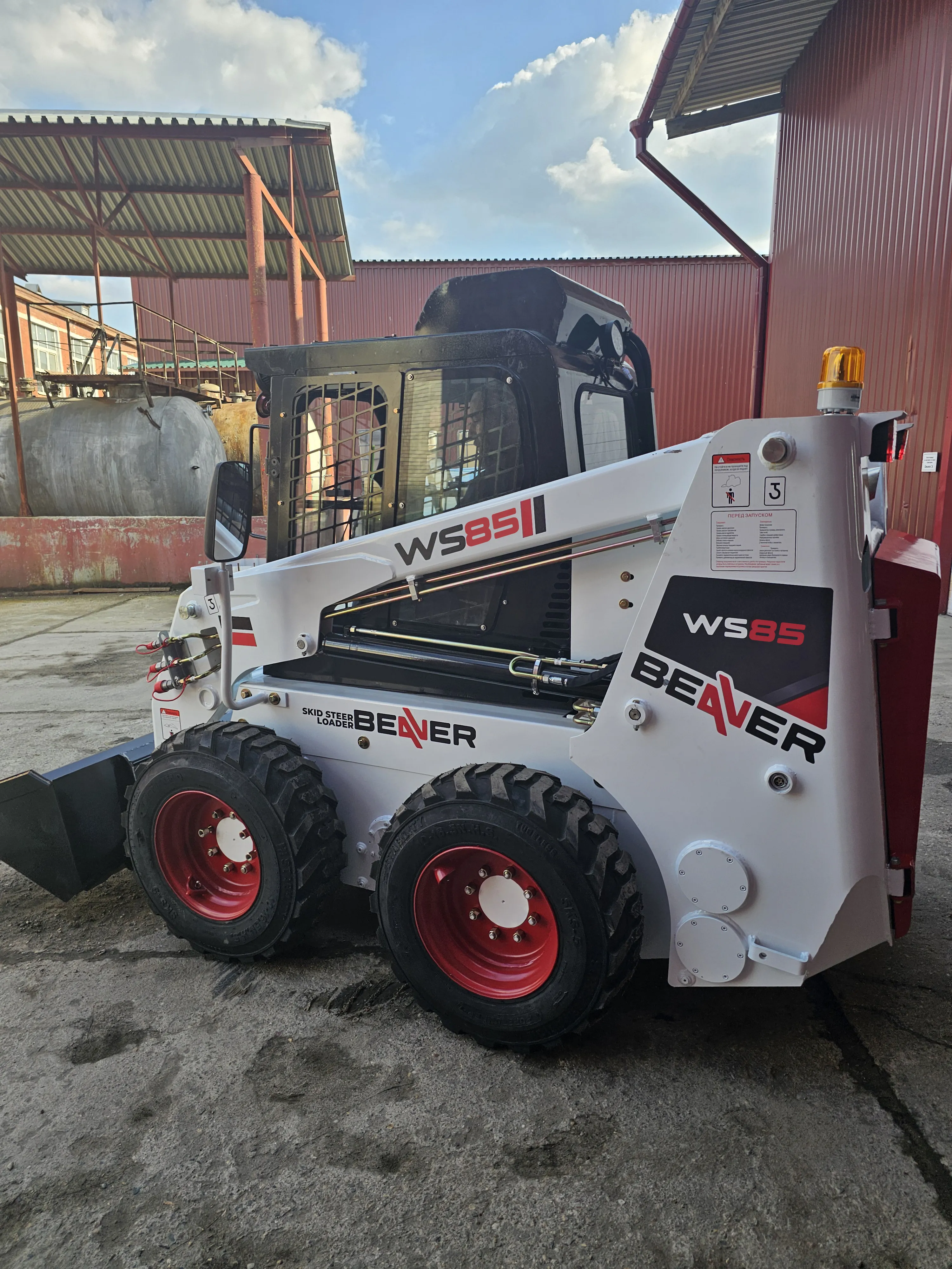 Мини-погрузчик с бортовым поворотом Beaver WS85