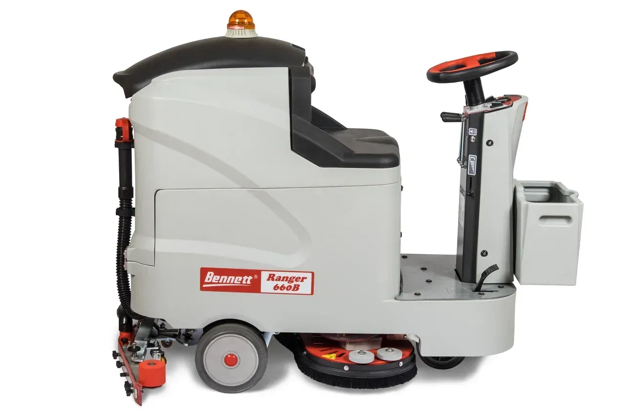 Поломоечная машина аккумуляторная с местом оператора Bennett Ranger R660b с литиевой АКБ 105 а/ч