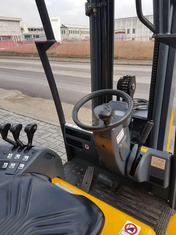 Органы управления вилочным погрузчиком