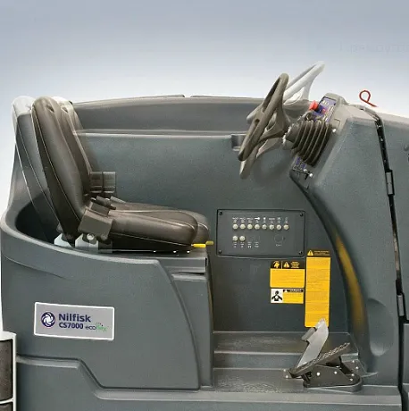 Поломоечная машина аккумуляторная Nilfisk CS 7010 с местом для оператора картинка