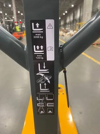 Гидравлическая тележка (рохля) Jungheinrich AM 22 C-GV, 2200 кг, 1150х520 мм, с резиновыми колесами картинка