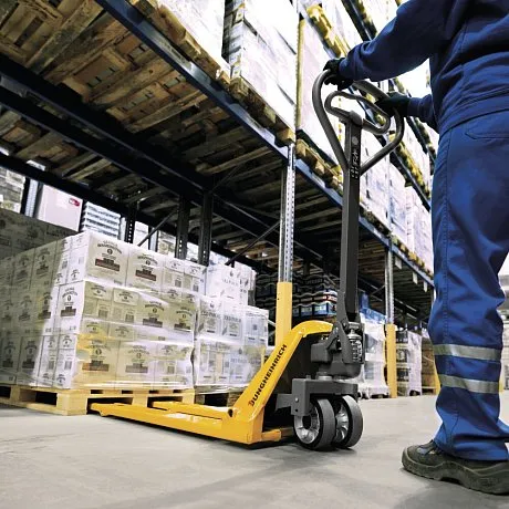  Низкопрофильная гидравлическая тележка (рохля) Jungheinrich AM 15L C-BN, 1500 кг, 795х520 мм, с резиновыми колесами картинка