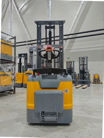 Штабелер электрический самоходный JHLIFT CDD 15 WHL с платформой оператора, 2500 мм, Li-Ion батарея картинка