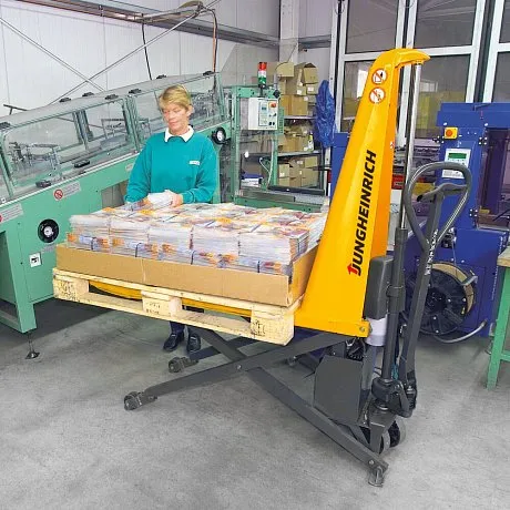 Гидравлическая тележка (рохля) с электрическим ножничным подъемом Jungheinrich AMX 10e V-GV 1000 кг, 1150х560 мм, с полиуретановыми колесами картинка