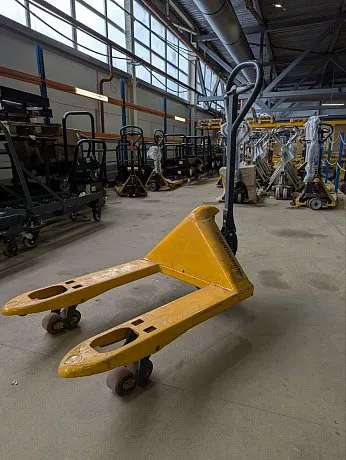  Низкопрофильная гидравлическая тележка (рохля) Jungheinrich AM 15L C-BN, 1500 кг, 795х520 мм, с резиновыми колесами картинка