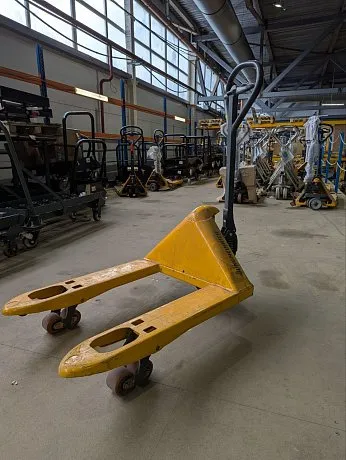  Низкопрофильная гидравлическая тележка (рохля) Jungheinrich AM 15L C-BN, 1500 кг, 795х520 мм, с резиновыми колесами картинка