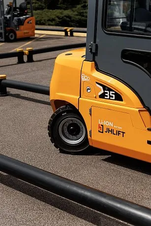 Четырехопорный электрический погрузчик JHLIFT CPD 15-38 ХE, 2500-7000 мм, с интегрированной Li-Ion батареей   картинка