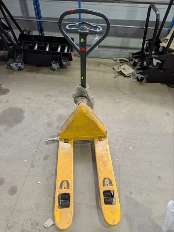 Низкопрофильная гидравлическая тележка (рохля) Jungheinrich AM 15L C-BN, 1500 кг, 950х520 мм, с резиновыми колесами картинка