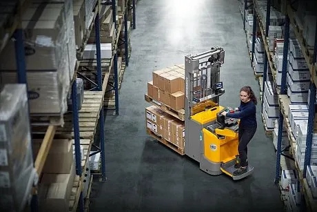 Штабелер электрический самоходный Jungheinrich ERC 212z ZZ, 4300 мм  с откидной площадкой оператора картинка