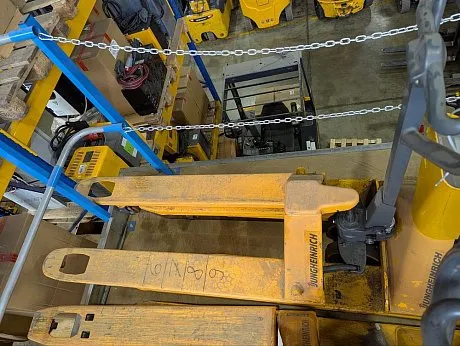 Гидравлическая тележка (рохля) Jungheinrich AM 30 V-BV, 3000 кг, 1220х550 мм, с полиуретановыми колесами картинка