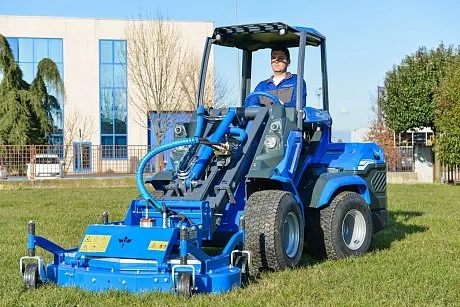 Многофункциональный шарнирно-сочлененный мини-погрузчик MULTIONE 7.2 K premium картинка