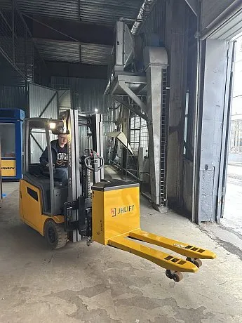 Тележка электрическая самоходная JHLIFT RPT30-HD для бездорожья, 3000 кг, 1150 х 550, АКБ 48В 52Ач свинцово-кислотная картинка