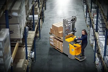 Штабелер электрический самоходный Jungheinrich ERC 212z ZT, 2500 мм  с откидной площадкой оператора картинка