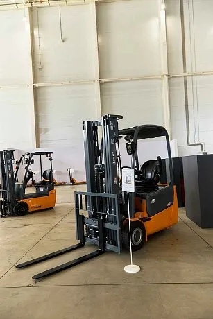 Электрический погрузчик JHLIFT CPDS 15AH, 2500-6500 мм, трехопорный, АКБ свинцово-кислотная картинка