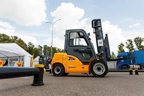 Четырехопорный электрический погрузчик JHLIFT CPD 15-38 ХE, 2500-7000 мм, с интегрированной Li-Ion батареей   картинка