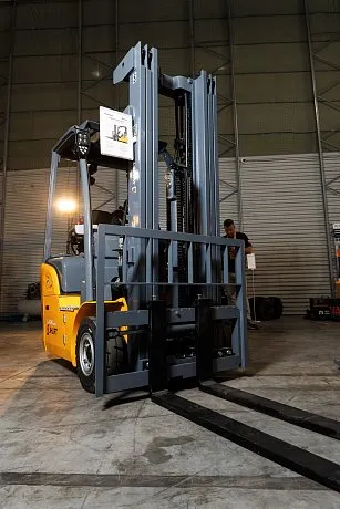 Электрический погрузчик JHLIFT CPDS 13-20 XC, трехопорный, с интегрированной Li-Ion батареей картинка