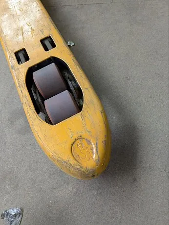  Низкопрофильная гидравлическая тележка (рохля) Jungheinrich AM 15L C-BN, 1500 кг, 795х520 мм, с резиновыми колесами картинка