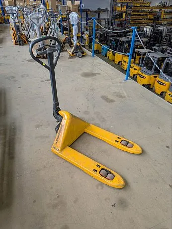  Низкопрофильная гидравлическая тележка (рохля) Jungheinrich AM 15L C-BN, 1500 кг, 795х520 мм, с резиновыми колесами картинка