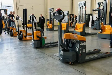 Тележка электрическая самоходная JHLIFT CBD 20 mini, 2000 кг, 1150 x 560 мм, Li-Ion с батареей 40 Ah картинка