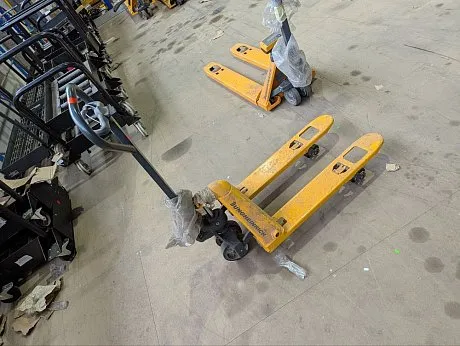 Низкопрофильная гидравлическая тележка (рохля) Jungheinrich AM 15L C-BN, 1500 кг, 950х520 мм, с резиновыми колесами картинка