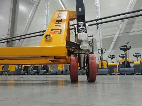 Гидравлическая тележка (рохля) JHLIFT BF25-H, 2500 кг, 1150х550 мм, усилен., с резиновыми колесами картинка