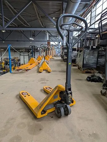  Низкопрофильная гидравлическая тележка (рохля) Jungheinrich AM 15L C-BN, 1500 кг, 795х520 мм, с резиновыми колесами картинка