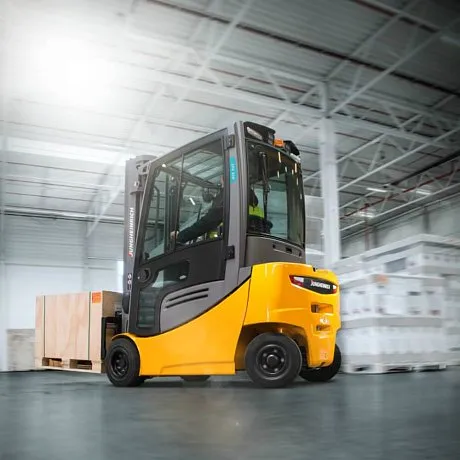 Электрический погрузчик Jungheinrich EFG 320 картинка