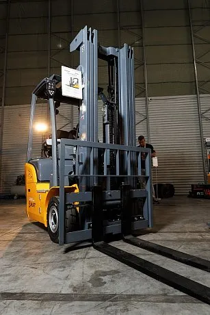 Электрический погрузчик JHLIFT CPDS 13-20 XC, трехопорный, с интегрированной Li-Ion батареей картинка