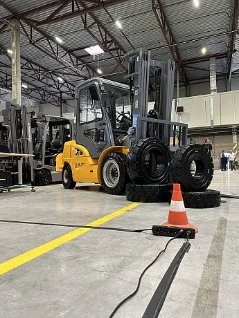 Четырехопорный электрический погрузчик JHLIFT CPD 15-38 ХE, 2500-7000 мм, с интегрированной Li-Ion батареей   картинка