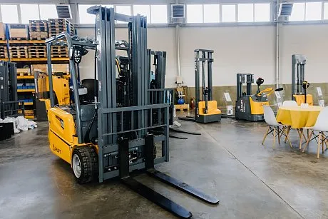 Электрический погрузчик JHLIFT CPDS 13-20A, 2500-6500 мм, трехопорный, АКБ Li-Ion / свинцово-кислотная картинка