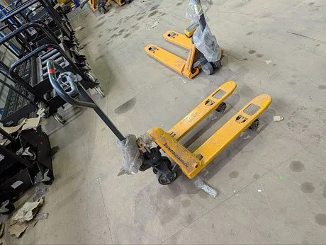 Низкопрофильная гидравлическая тележка (рохля) Jungheinrich AM 15L C-BN, 1500 кг, 950х520 мм, с резиновыми колесами картинка