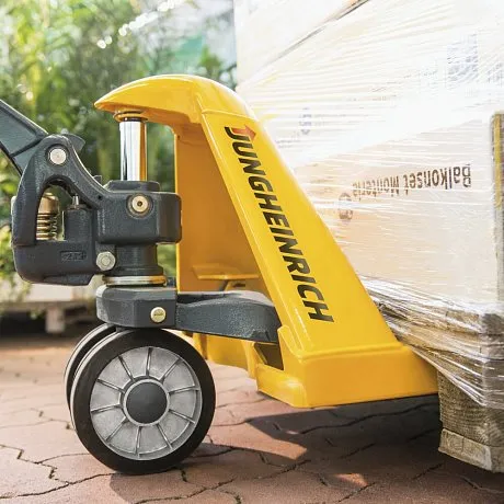 Длинновильная гидравлическая тележка (рохля) Jungheinrich AM 22 C-BV, 2200 кг, 1360х520 мм, с резиновыми колесами картинка