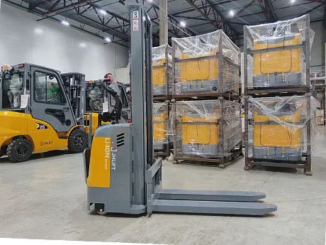 Штабелер электрический самоходный JHLIFT CDD 15 WHL с платформой оператора, 2500 мм, Li-Ion батарея картинка