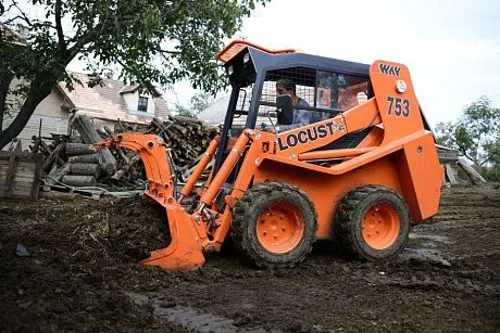 Мини-погрузчик LOCUST L753 картинка