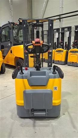 Штабелер электрический самоходный JHLIFT CDD 15 WHL с платформой оператора, 3000 мм, Li-Ion батарея картинка