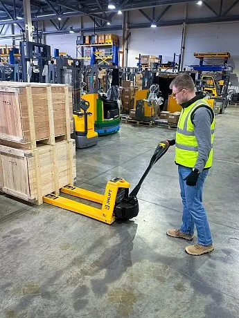 Тележка электрическая самоходная JHLIFT EPT 15H WB, 1500 кг, 1150 x 550 мм, с колесом баланса, Li-Ion с батареей 48V, 10 Ah картинка