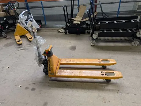 Весовая гидравлическая тележка (рохля) Jungheinrich AMW 22 C-GV, 2200 кг, 1150х540 мм, с резиновыми колесами картинка