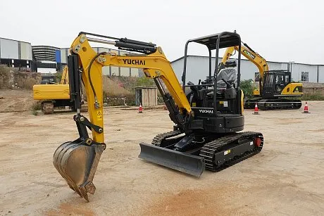 Миниэкскаватор Yuchai U27 c закрытой кабиной картинка