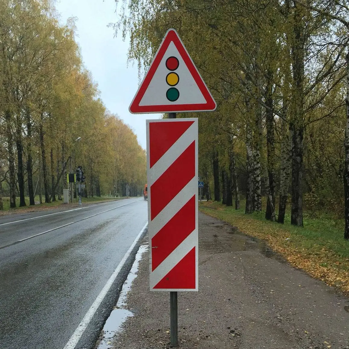 Предупреждающий знак 1.8 — Светофорное регулирование