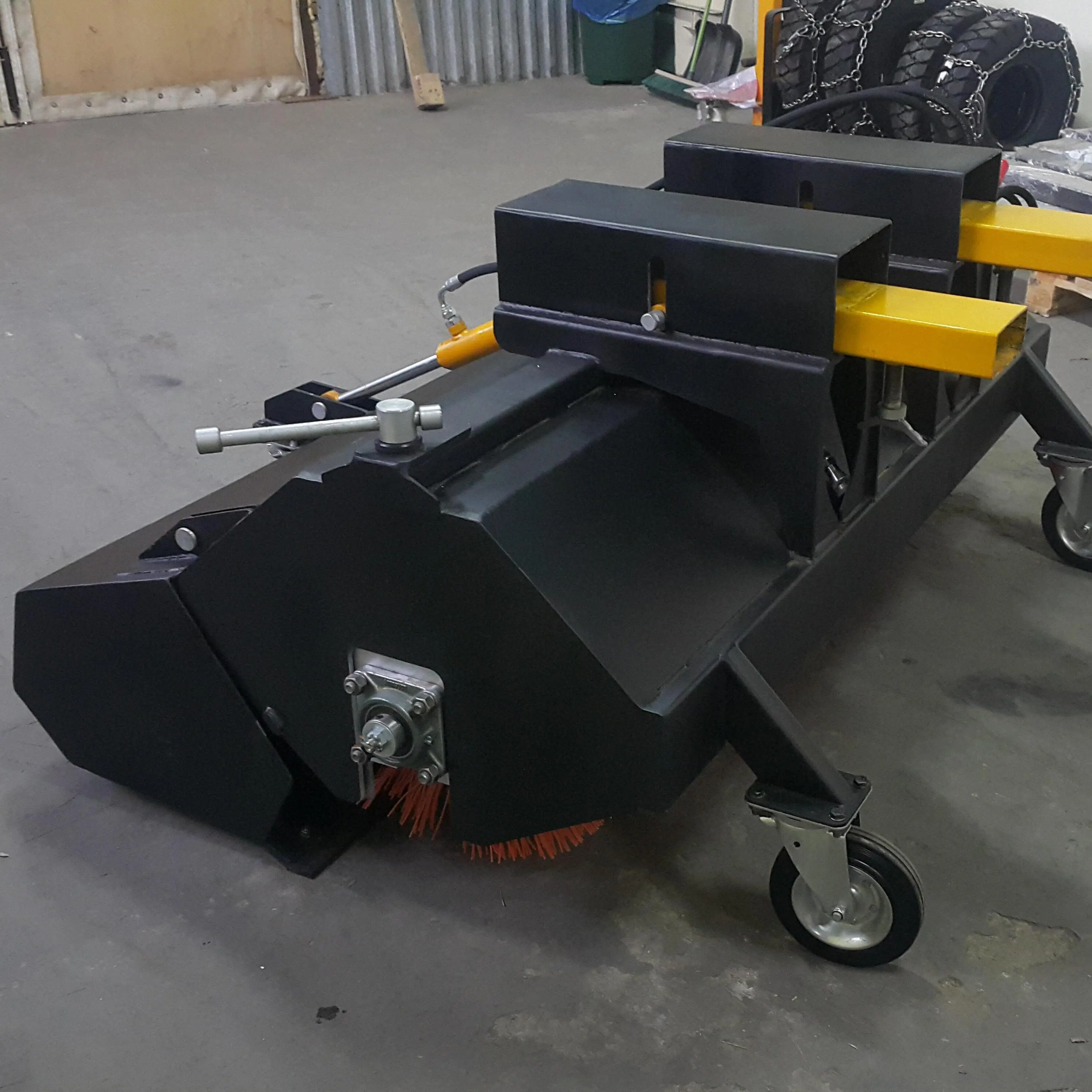 Щетка подметальная с бункером для сбора пыли (крепление на вилы)