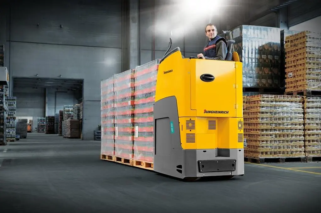 Тележка электрическая самоходная Jungheinrich ESE 533, 3300 кг, c нестандартными вилам 3600 x 580 мм и сиденьем для оператора, Li-Ion с батареей 144 Ah